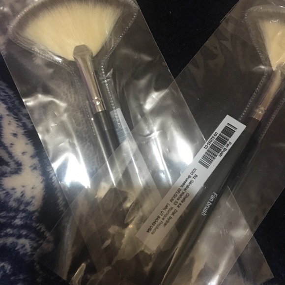 🌟 YOUNIQUE | Fan Brush - Picture 3 of 4